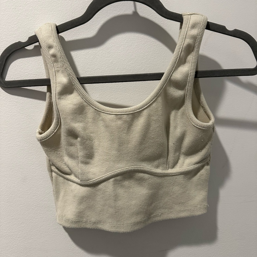 SIGNATURE scoop cropped beige tank top